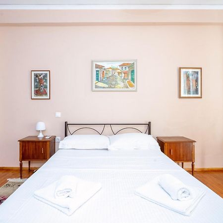 Ferienwohnung Charming & Authentic Gem - Walk To Port & Shops! Patras Exterior foto