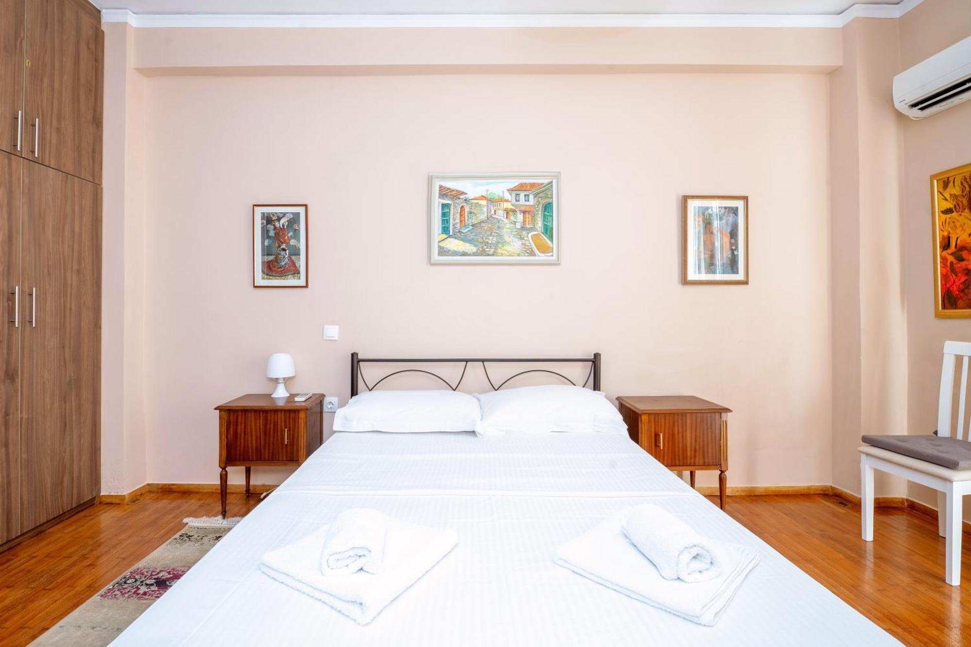 Ferienwohnung Charming & Authentic Gem - Walk To Port & Shops! Patras Exterior foto
