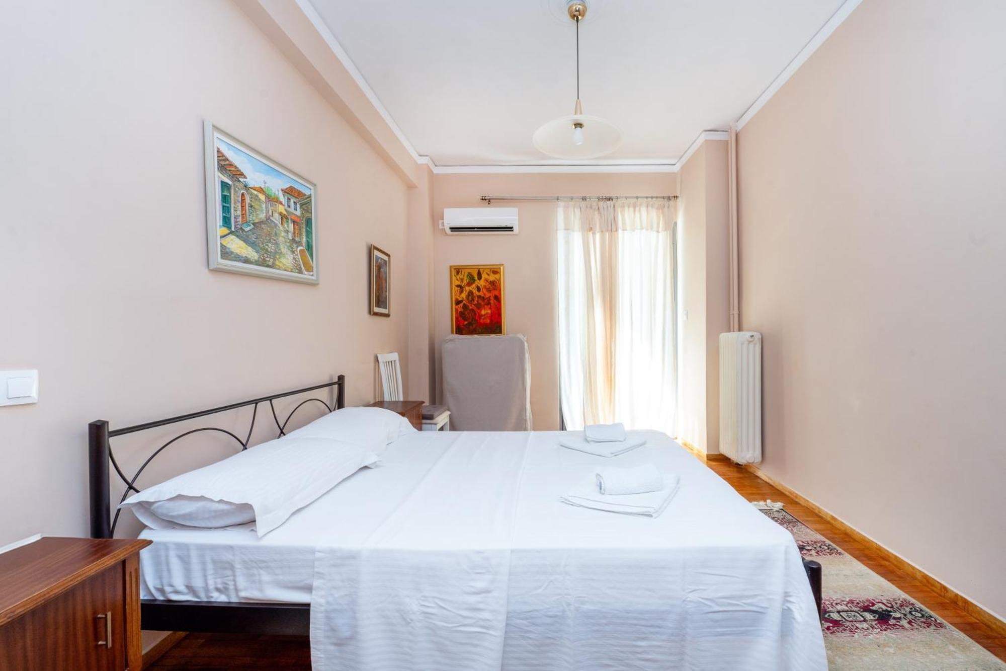 Ferienwohnung Charming & Authentic Gem - Walk To Port & Shops! Patras Exterior foto